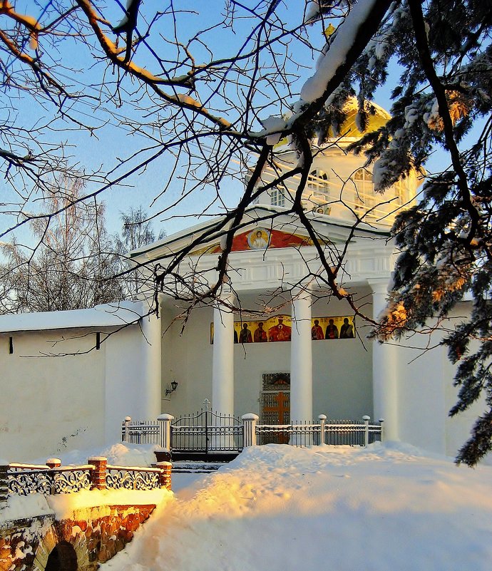 Михайловский собор Псково-Печерского монастыря зимой - Leonid Tabakov