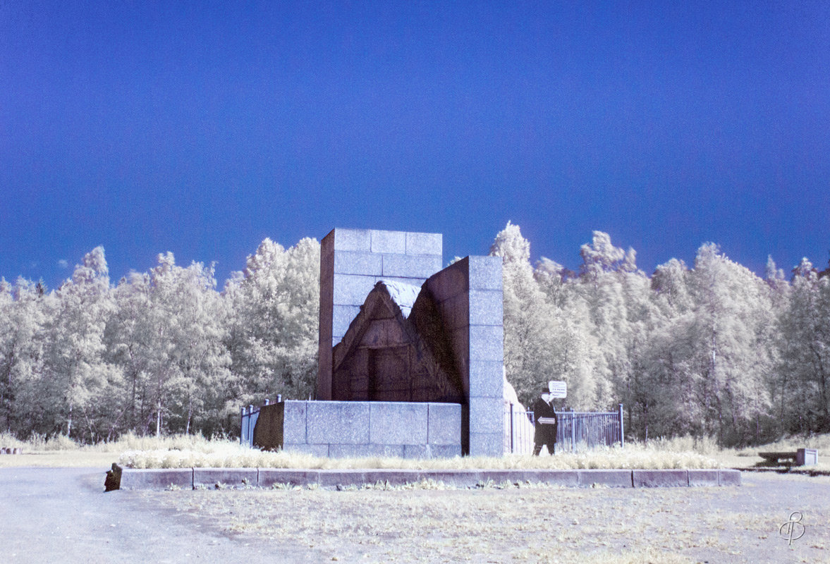 Памятник "Шалаш" - Виталий 