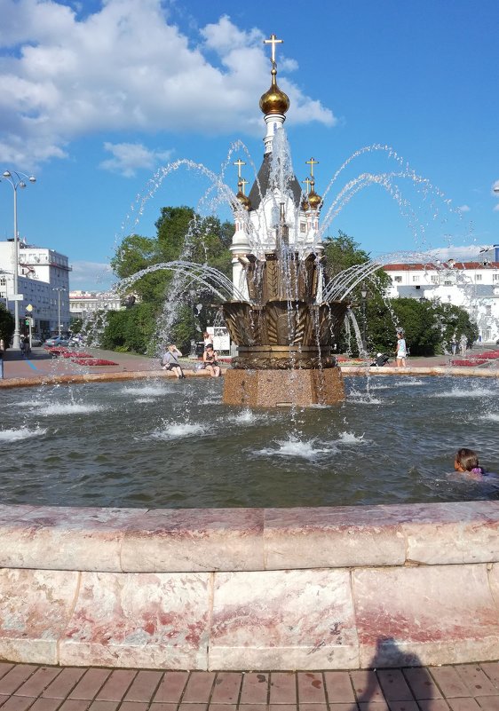 Хрустальные струи фонтана спасают в жаркий день - Елена Викторова 