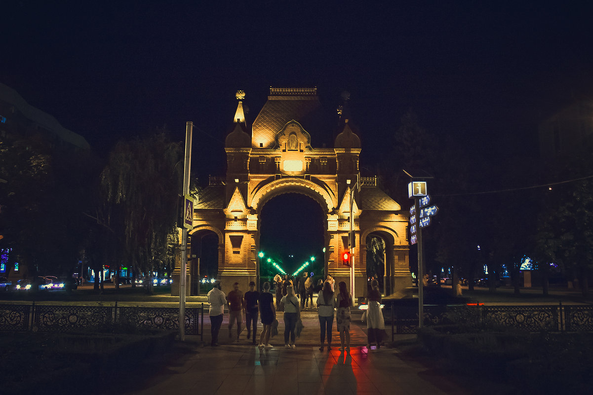 Триумфальная арка в Краснодаре вечером - Krasnodar Pictures