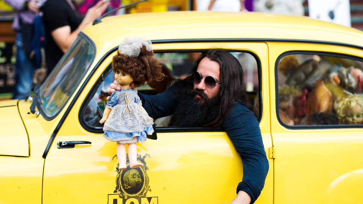 Бородатый мужчина с куклой в машине - Valentina Zaytseva