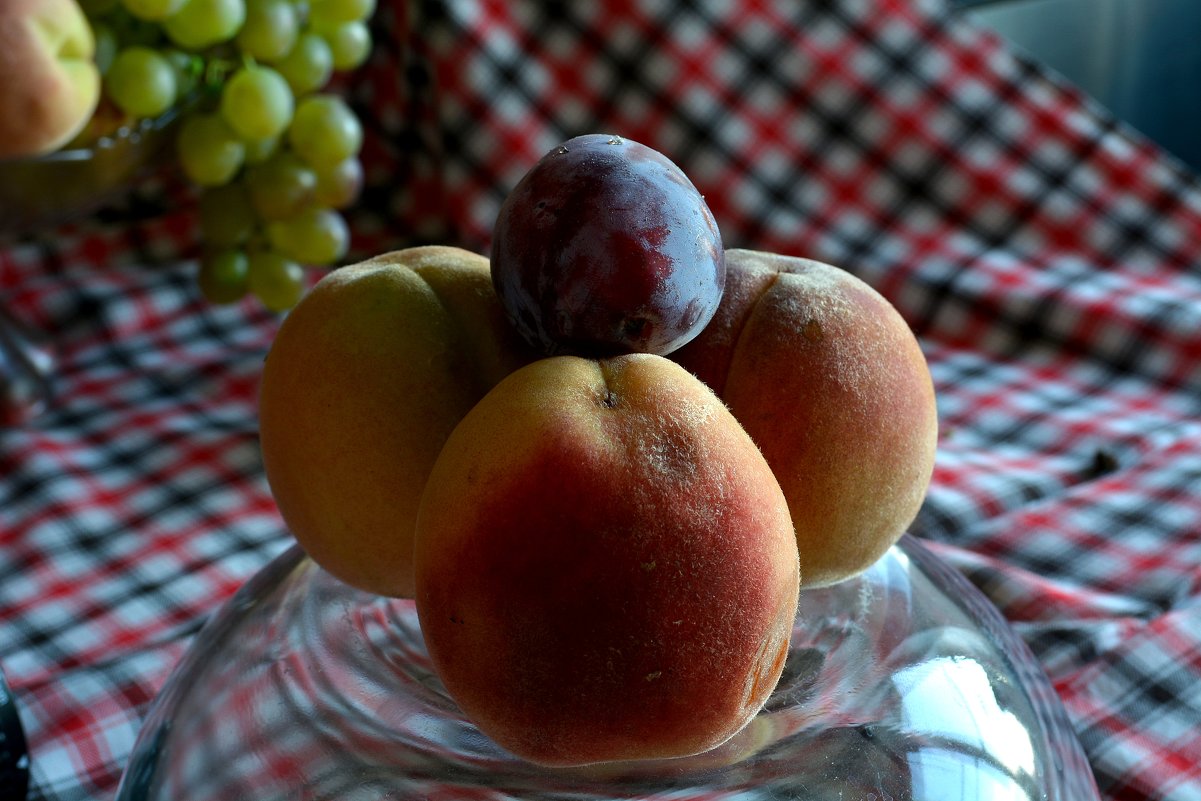 Персики нынче соперничают размером с яблоками... - Aлександр **