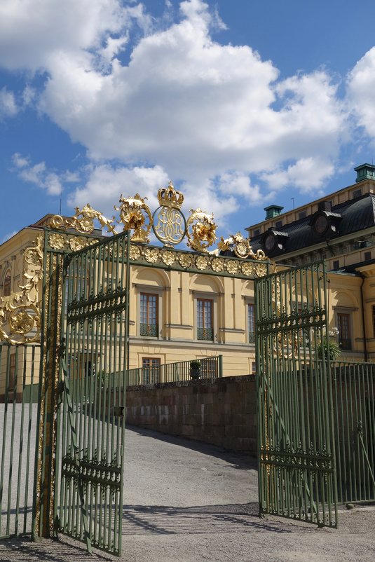 ворота в парк Королевской резиденции - Елена 