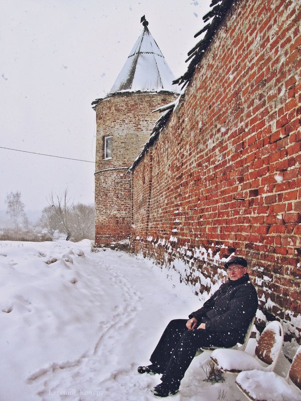 Я у стены Пешношского монастыря. Привет из 2012 г. - Евгений Кочуров