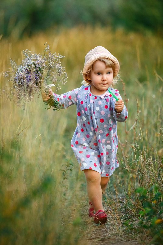 Девочка бежит с букетом полевых цветов - Владимир Юдин