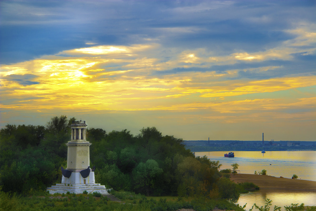 Вид на маяк и центр Волгограда - Аркадий Баринов
