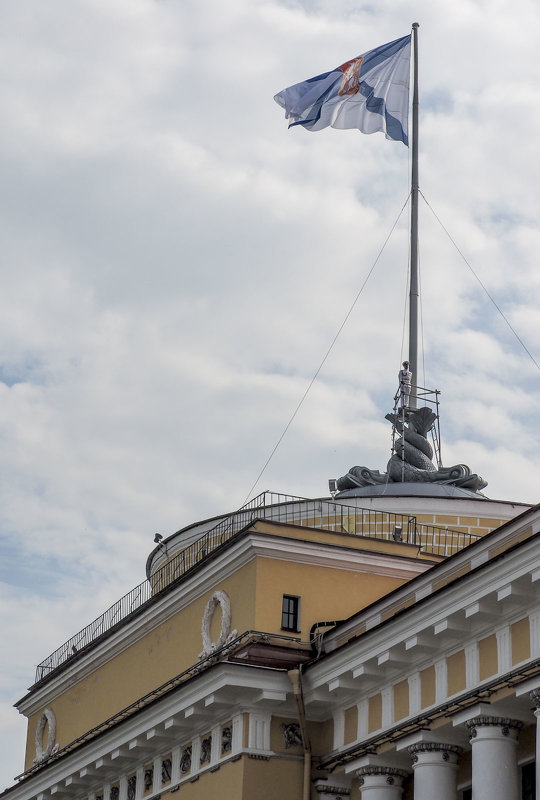 Андреевский флаг на шпиле Адмиралтейства - Юрий Велицкий