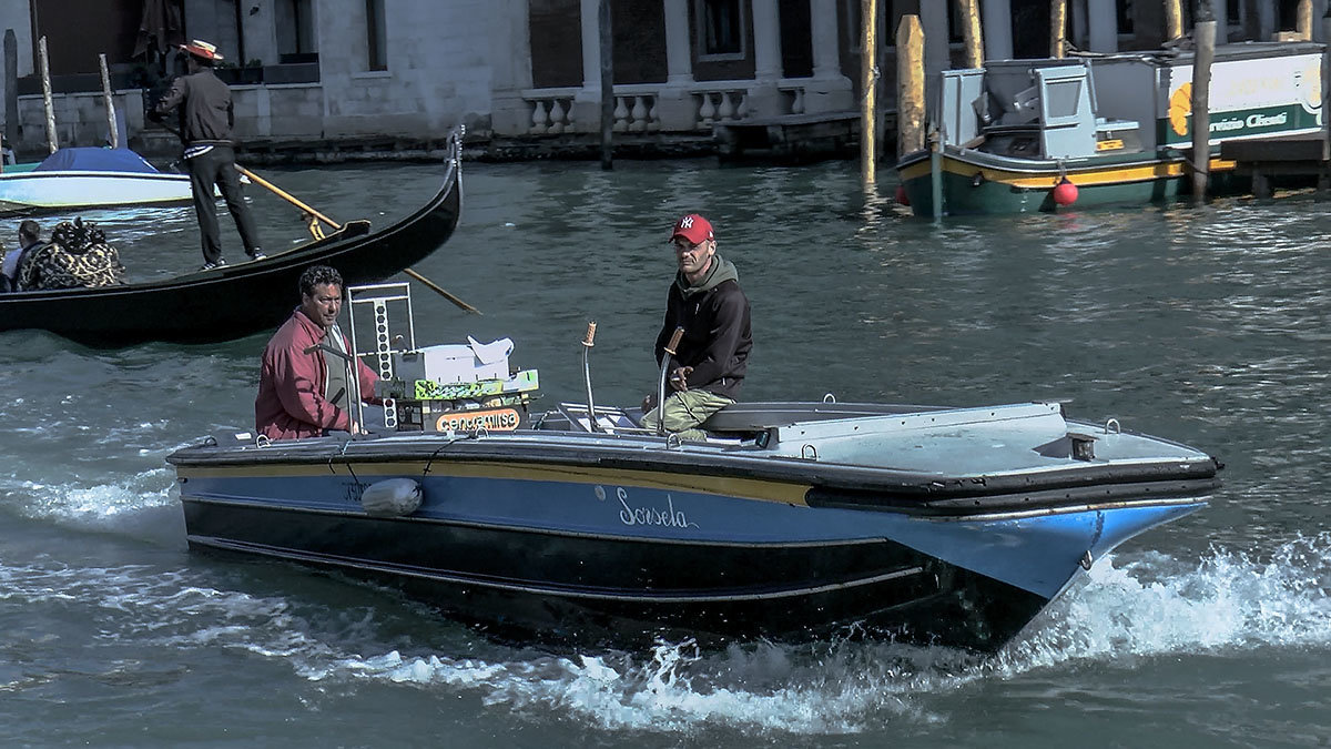 Venezia. Una Barca a motore sul Canal Grande. - Игорь Олегович Кравченко