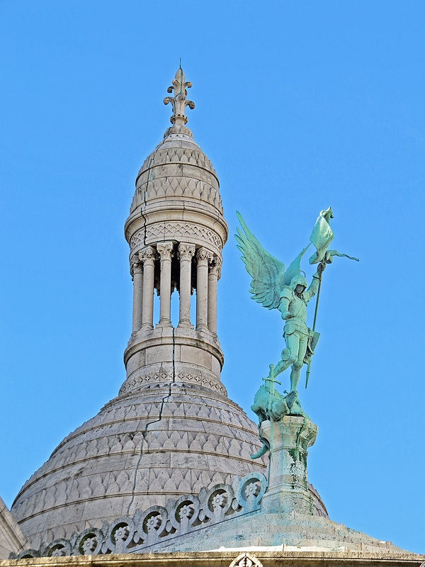 архангел Михаил в доспехах, поражающий копьем змея на крыше базилики - ИРЭН@ .