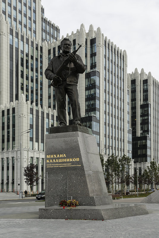памятник М. Калашникову - Владимир Иванов