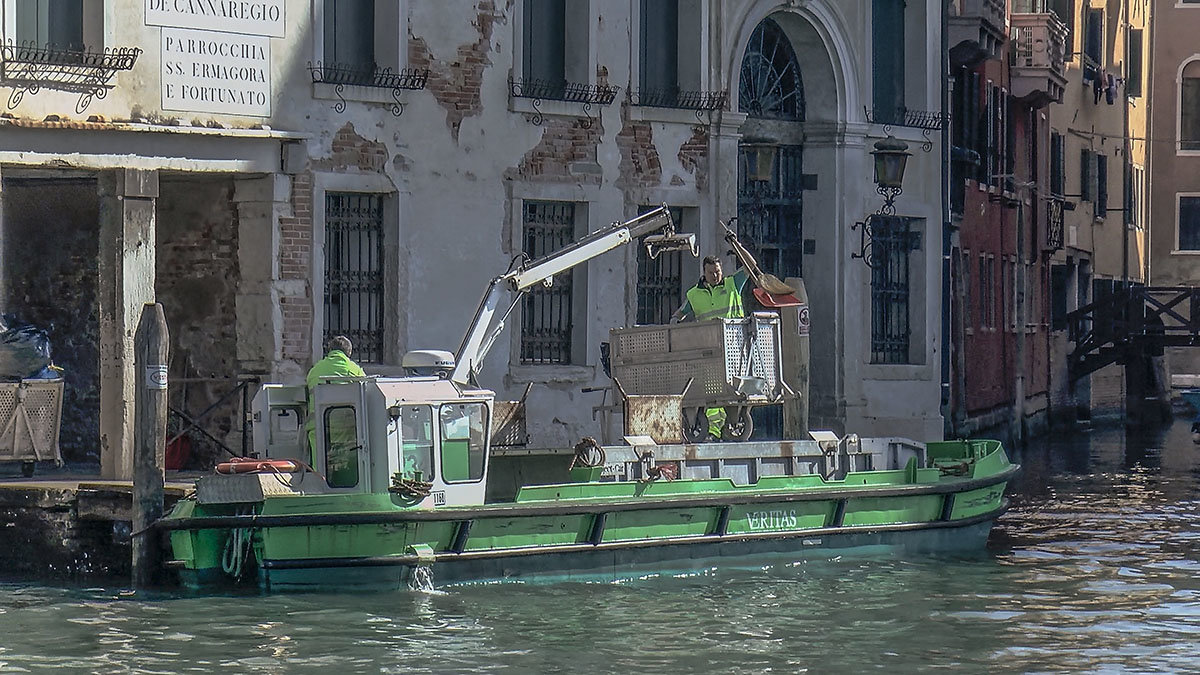 Venezia.Il garbage collector Veritas sul Canal Grande. - Игорь Олегович Кравченко
