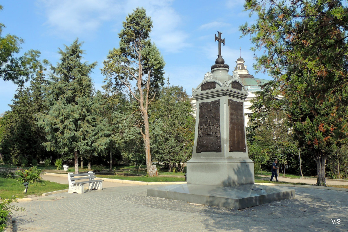 Памятник греческим воинам на фоне Панорамы - ВАДИМ СКОРОБОГАТОВ