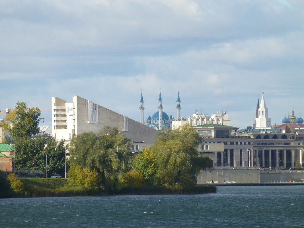 Вид на Казанский кремль с набережной озеро Нижний Кабан - Наиля 