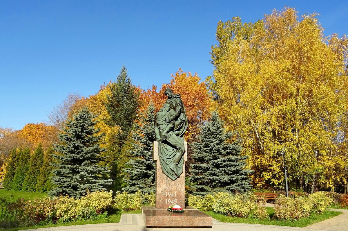 Памятник военной медсестре - Ирина Via