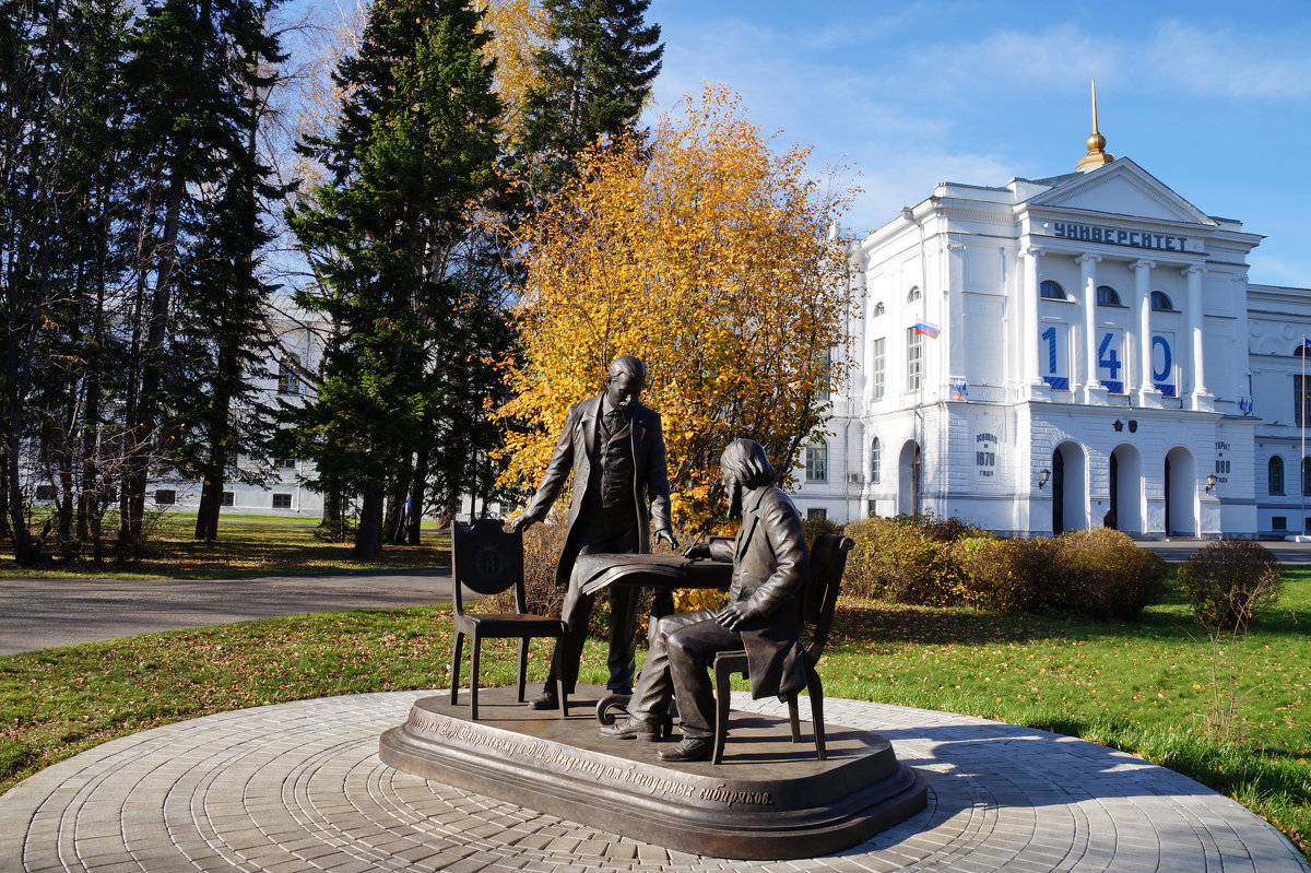 Памятник основателям Томского университета - Галина Кан