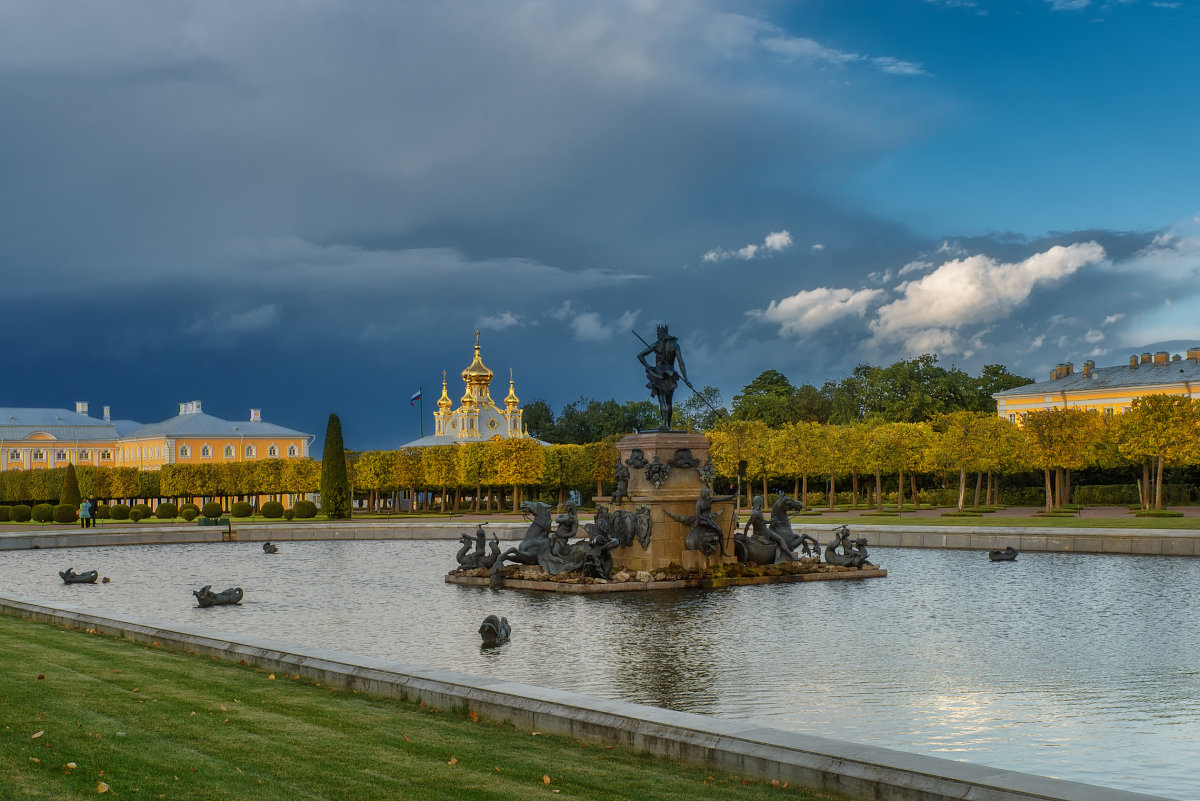 Петродворец в Петергофе осень