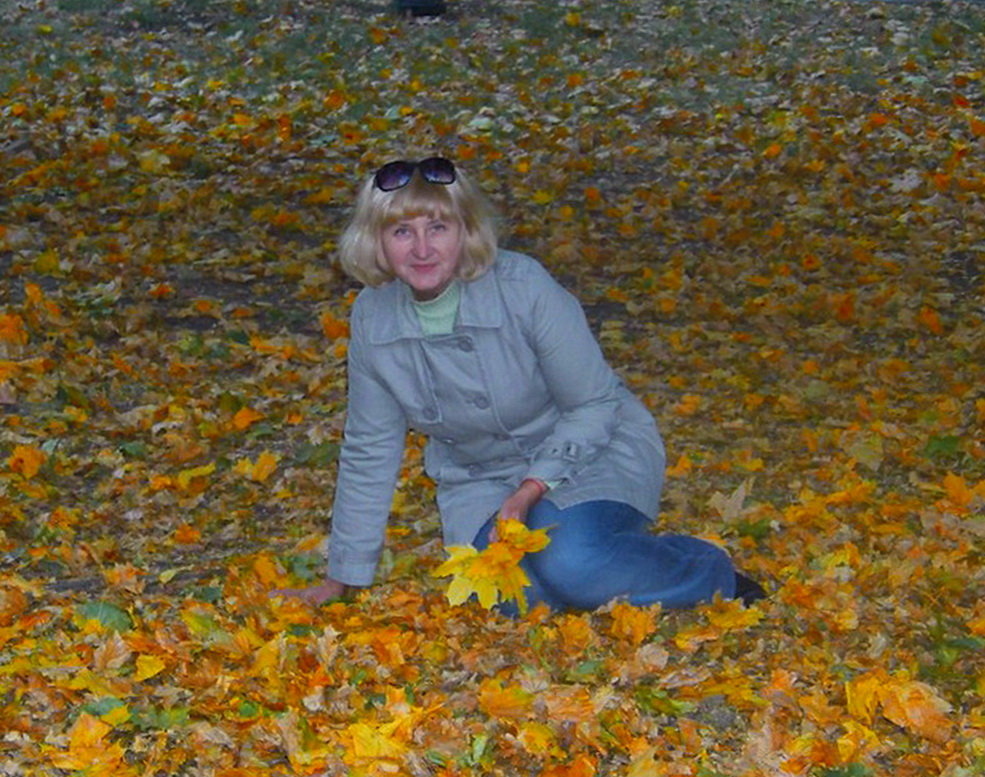 На ковре из жёлтых листьев... :) - Любовь К.