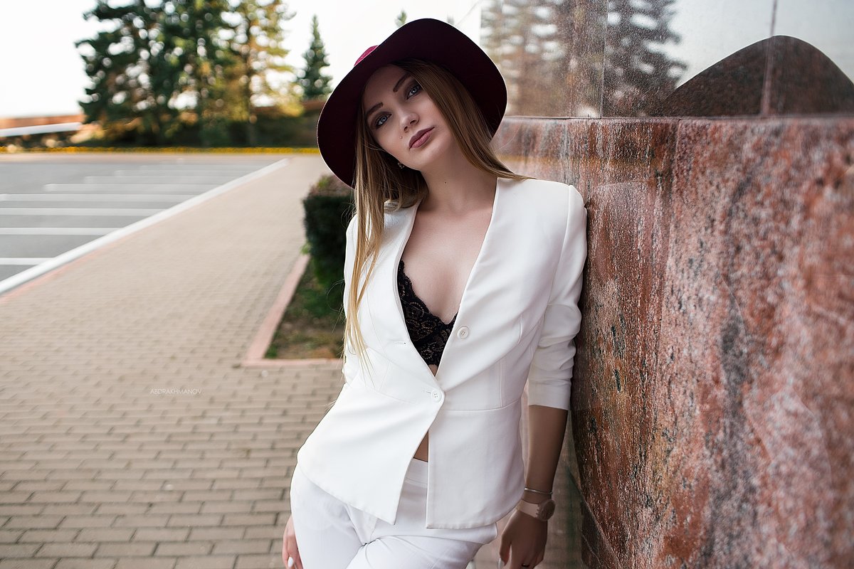 Портрет красивой девушки в пиджаке со шляпой - Lenar Abdrakhmanov