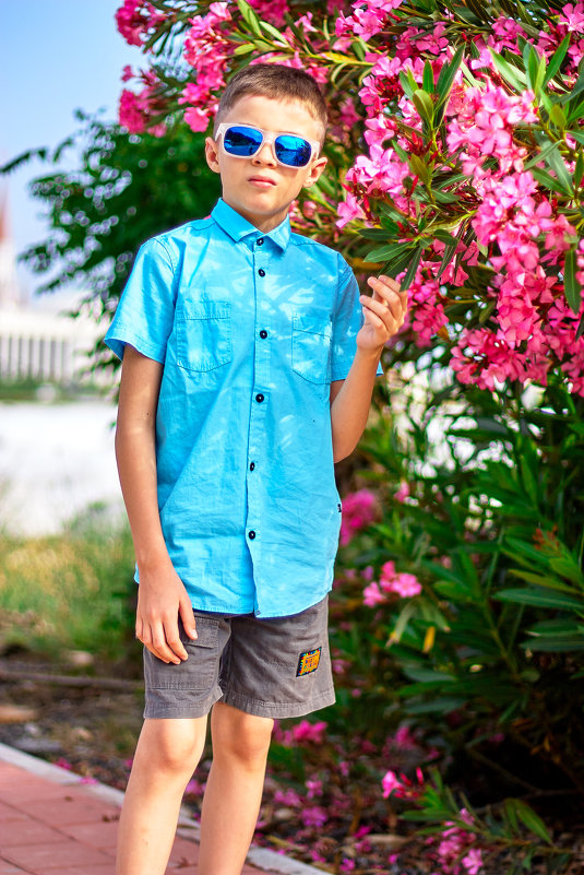 Портрет мальчика возле цветов - Булат 