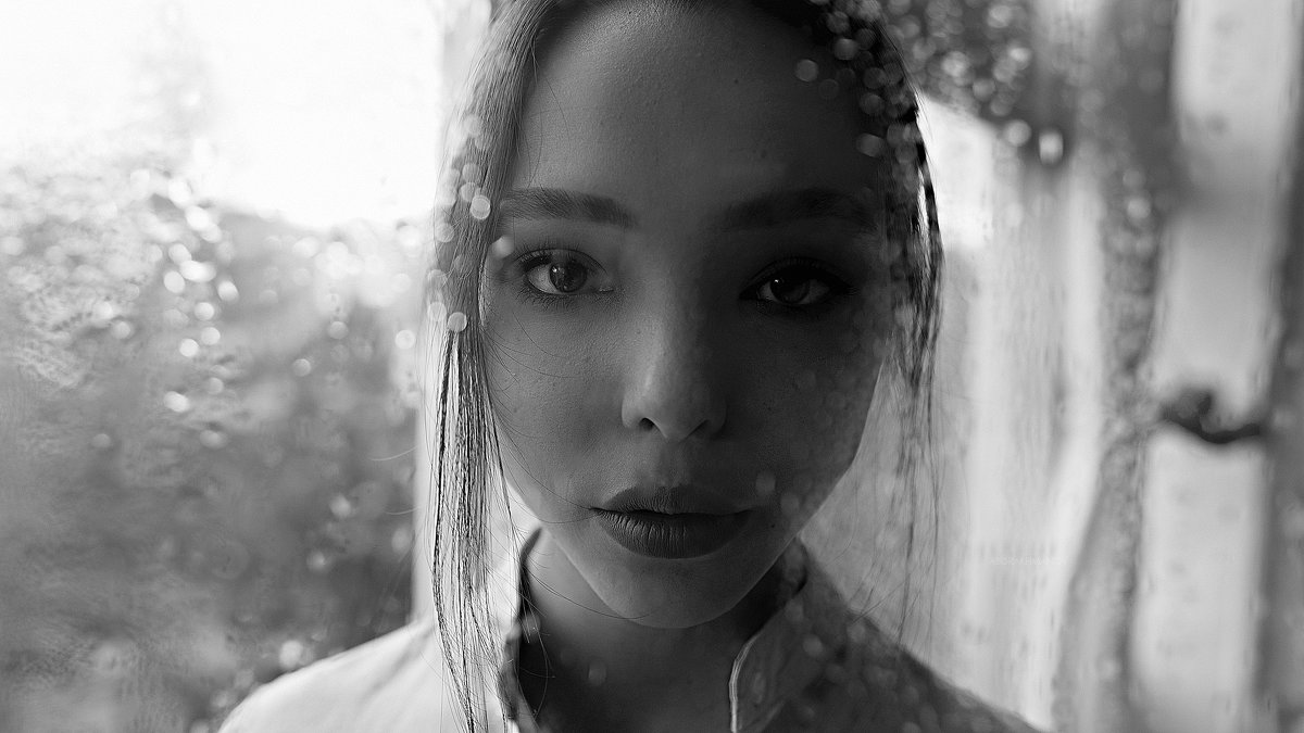 Черно-белый портрет девушки на фоне стекла с каплями воды - Lenar Abdrakhmanov