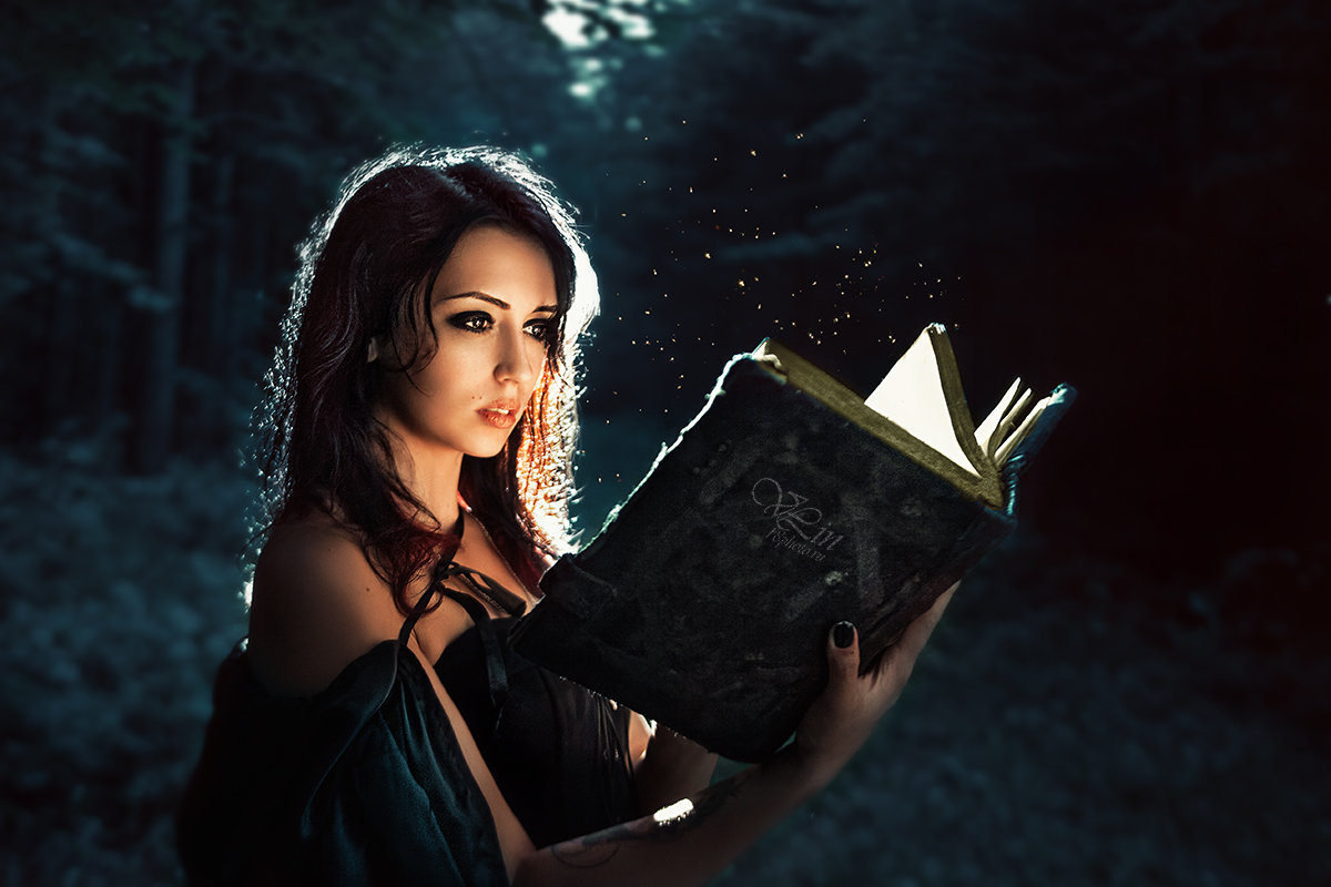 Девушка с книгой колдует