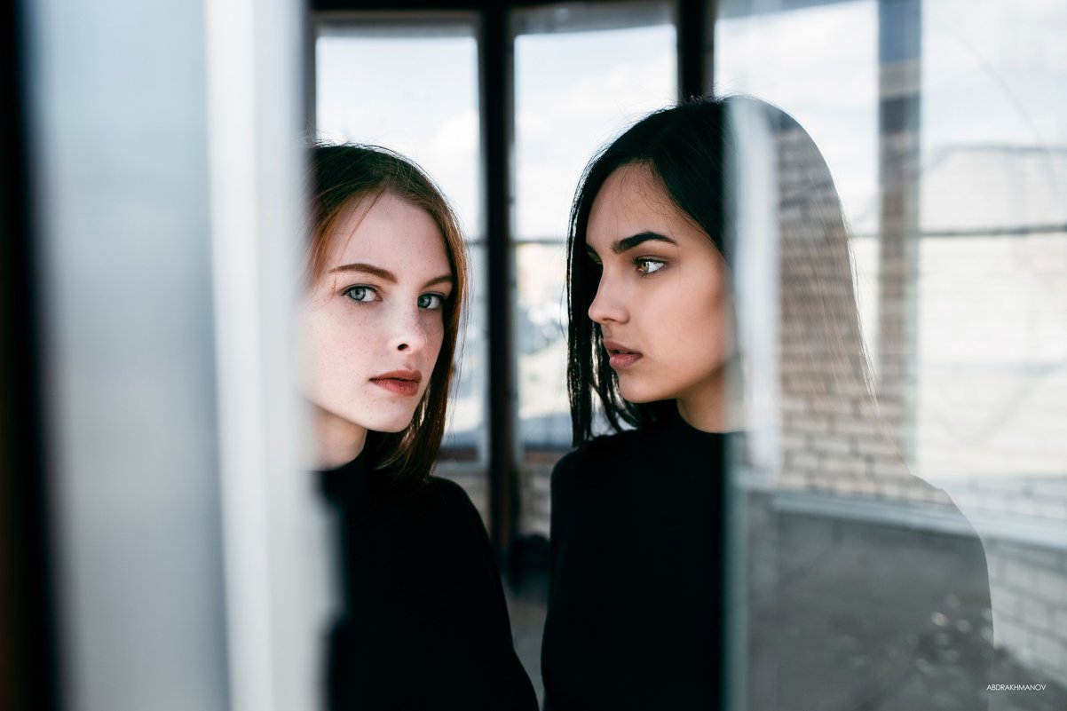 Две девушки на крыше за окном - Lenar Abdrakhmanov