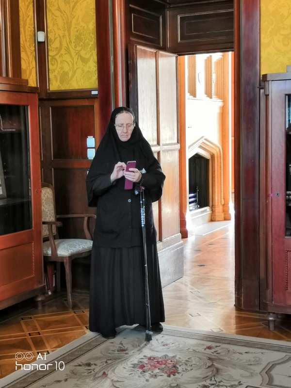 Современная монахиня с палками для скандинавской хотьбы и смартфоном - ElenaS S