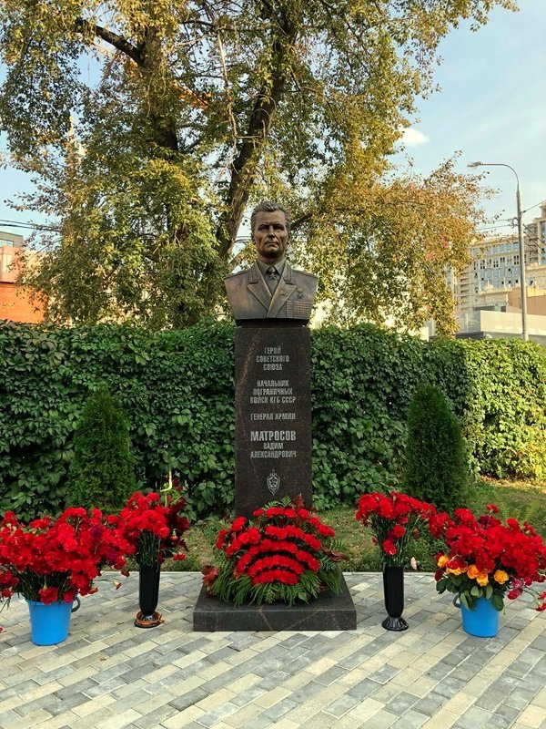 Памятник во дворе одной из московских кадетских школ - Елена 