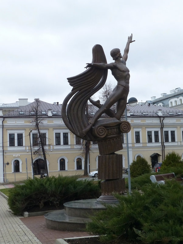 Памятник знаменитому танцовщику Рудольфу Нуриеву - Наиля 