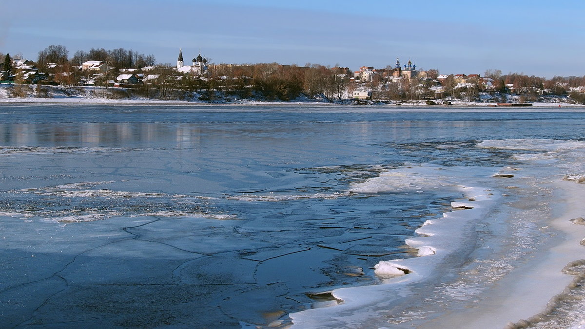 25 октября 2014, берег Ярославля в Норском, в это время Волгу частично уже сковал лед - Николай Белавин