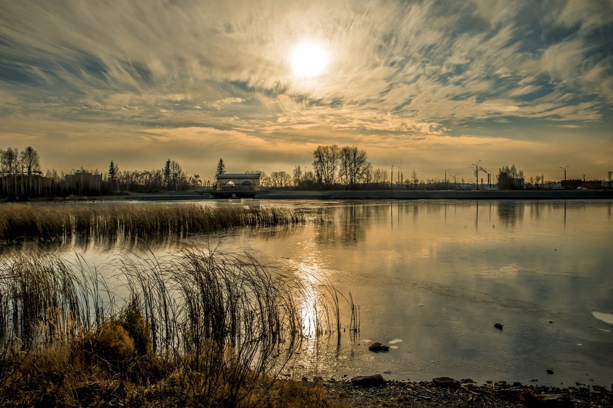 autumn morning in November on the lake - Dmitry Ozersky