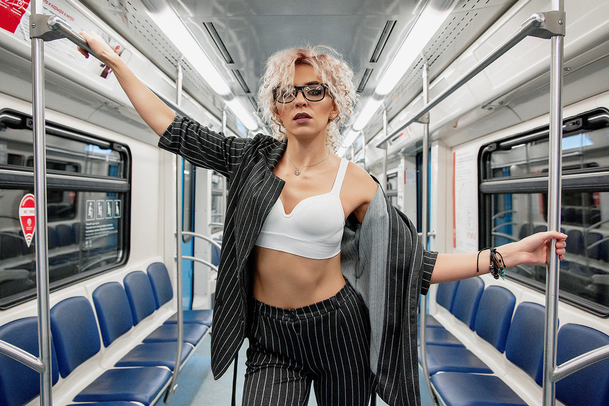 Большая грудь девушки в метро фото