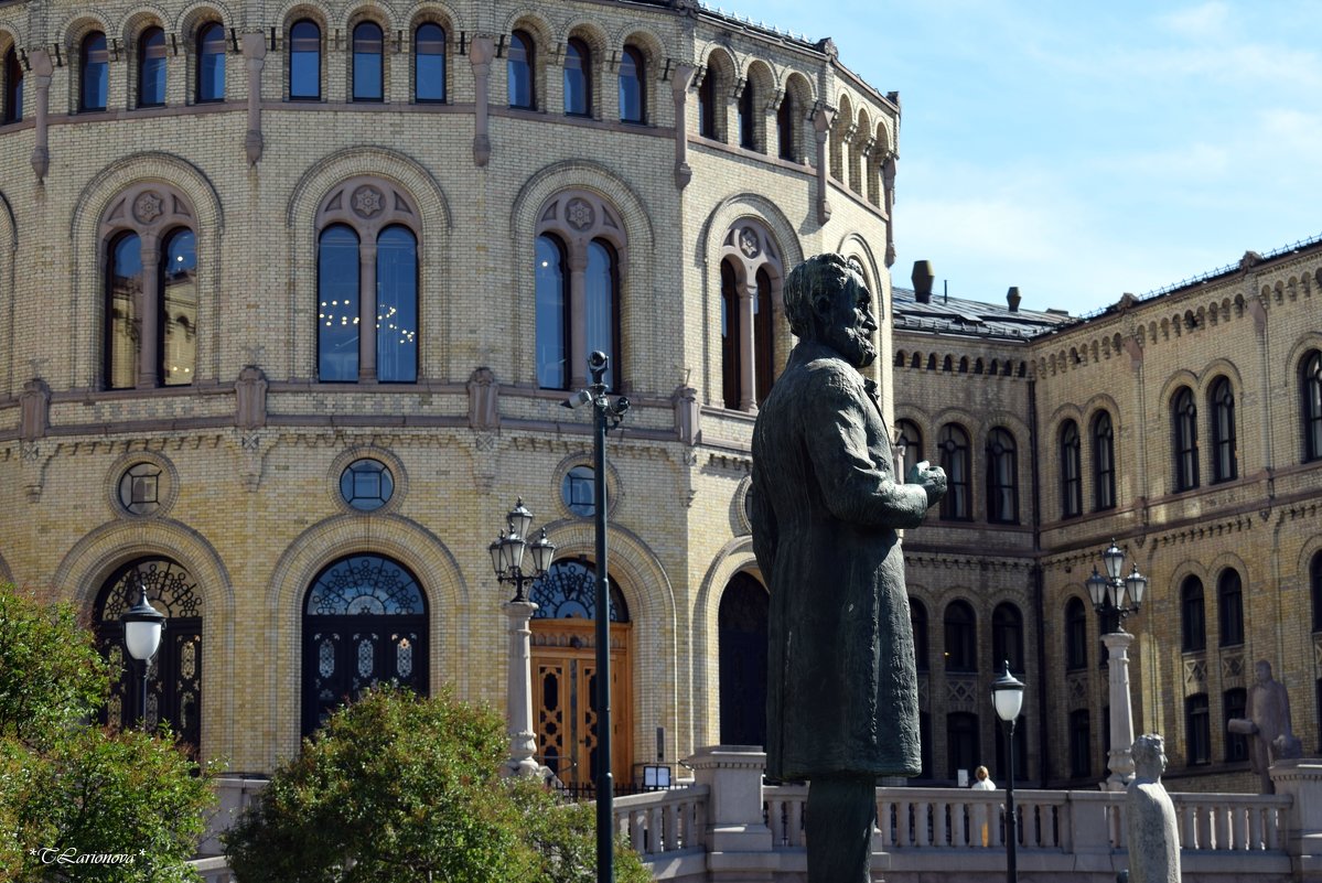 Памятник одному из политических деятелей Норвегии перед зданием парламента - Татьяна Ларионова