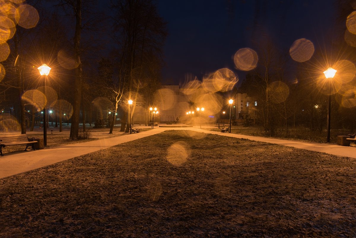 Первый снег в вечернем парке. - Виктор Евстратов