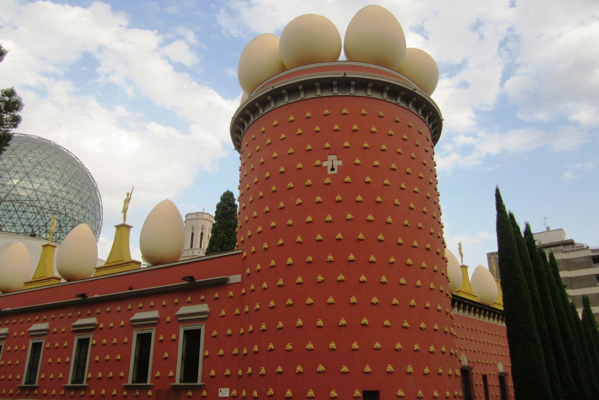 Яйца как украшение крыши и булочки- украшение стен. Музей Сальвадора Дали. г. Фигерас - Iren Ko