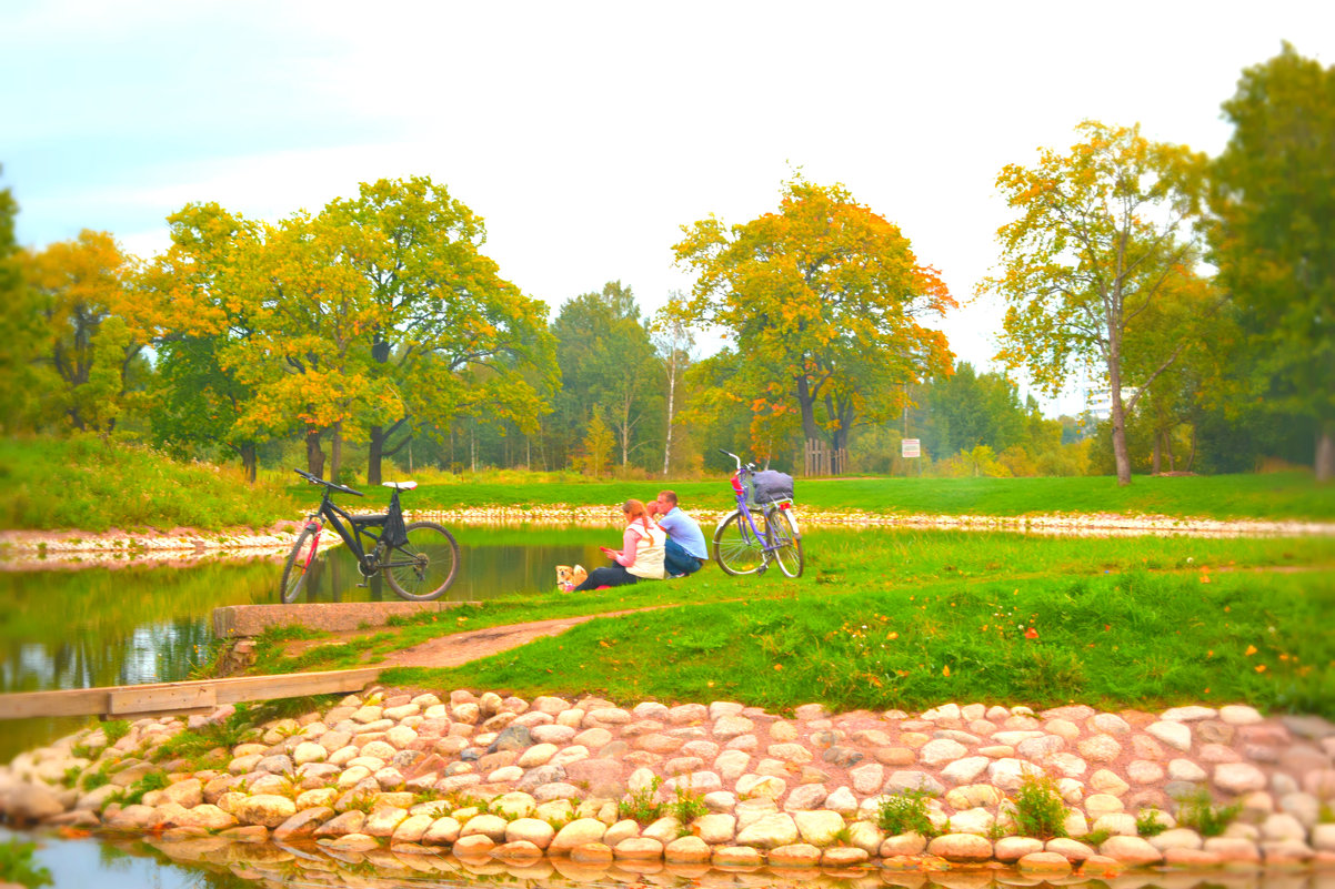 парень и девушка сидят на берегу озера - Танзиля Завьялова