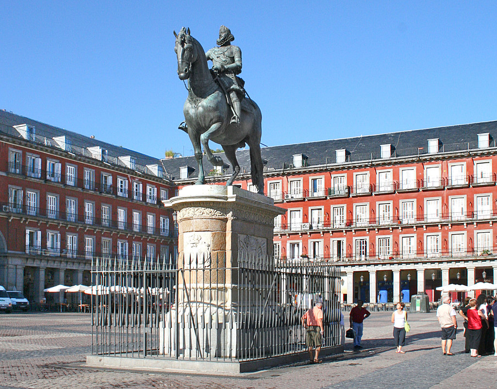 Plaza Mayor.   Конный памятник  королю Филиппу III - ИРЭН@ .