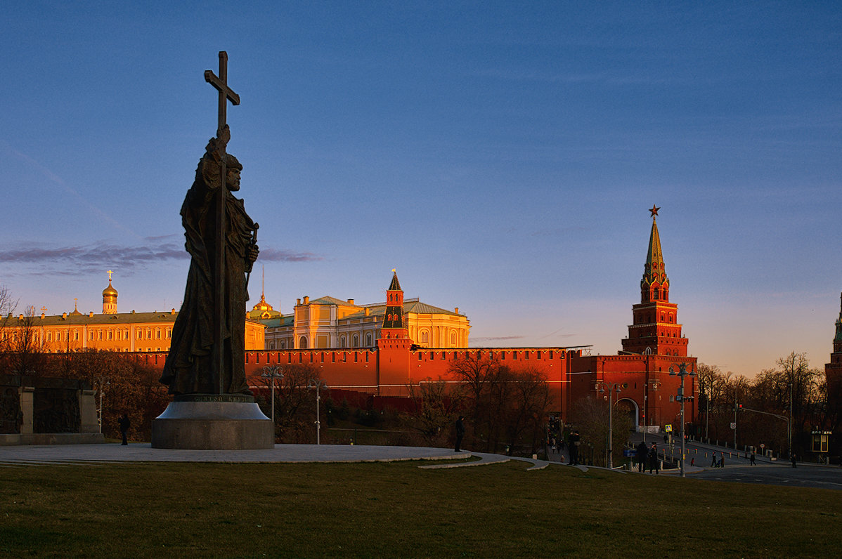 Памятник князю Киевскому Владимиру, вид на Московский Кремль - Михаил Родионов