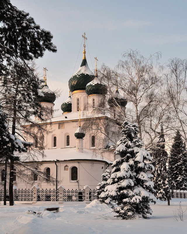 Красивая зима красивого города, в Ярославле возле церкви Ильи Пророка - Николай Белавин