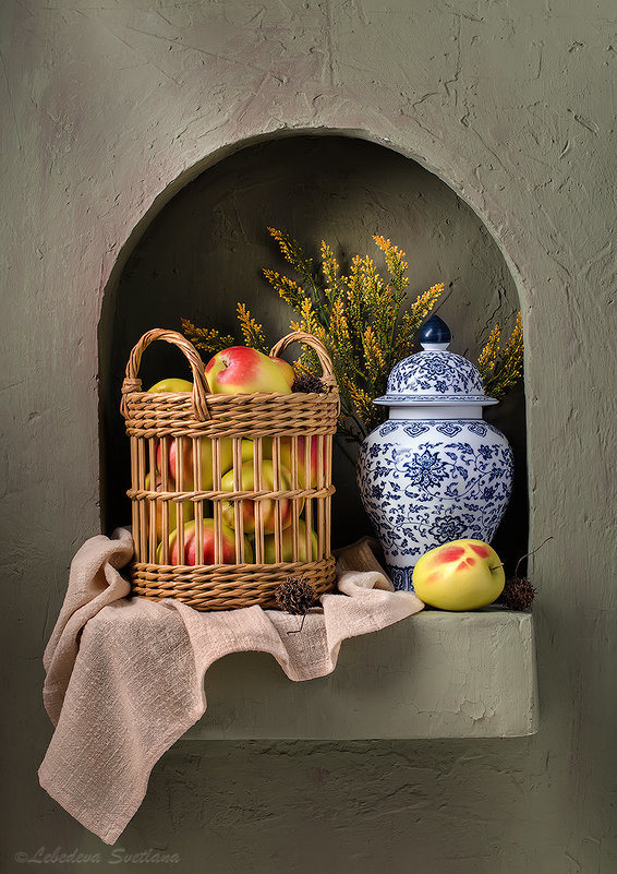 Кухонный натюрморт с корзиной яблок - Светлана Л.