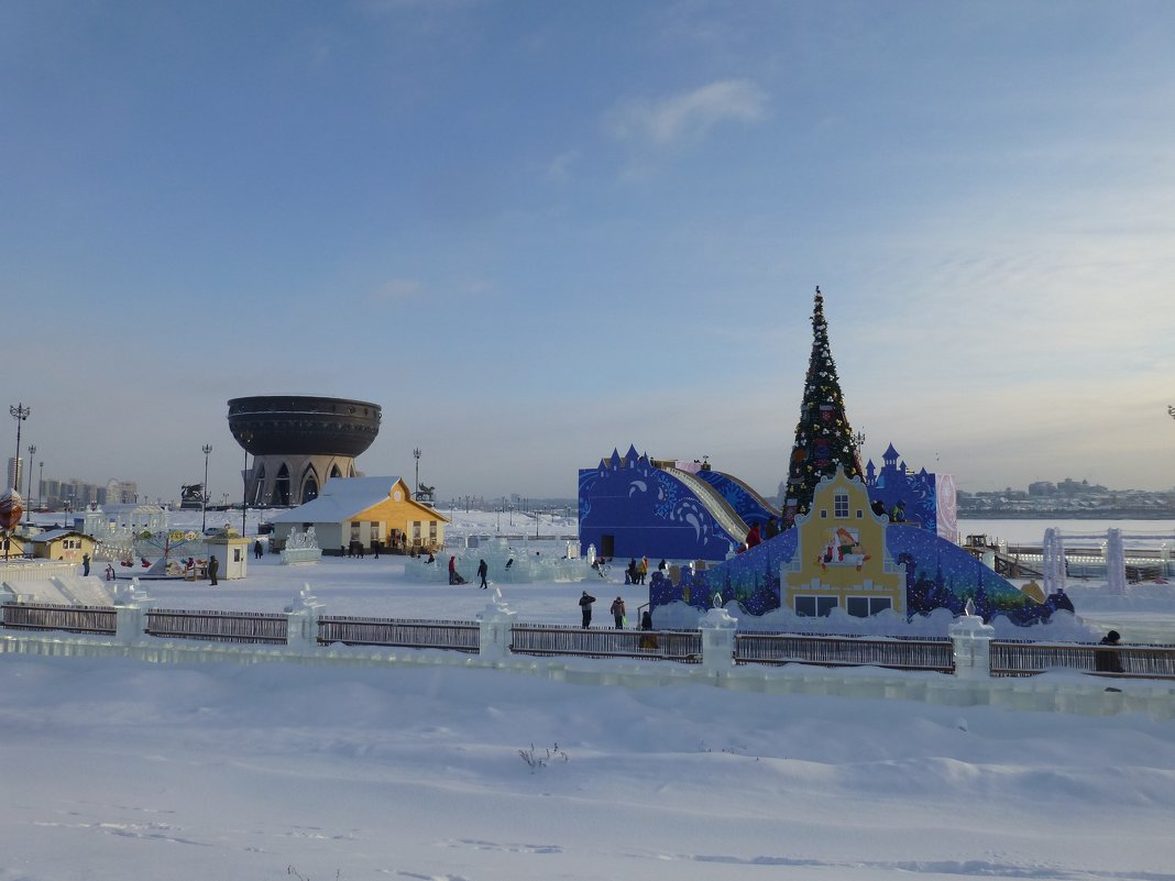 Главная елка Казани и ледовый городок открылись на площадке около Центра семьи «Казан» - Наиля 