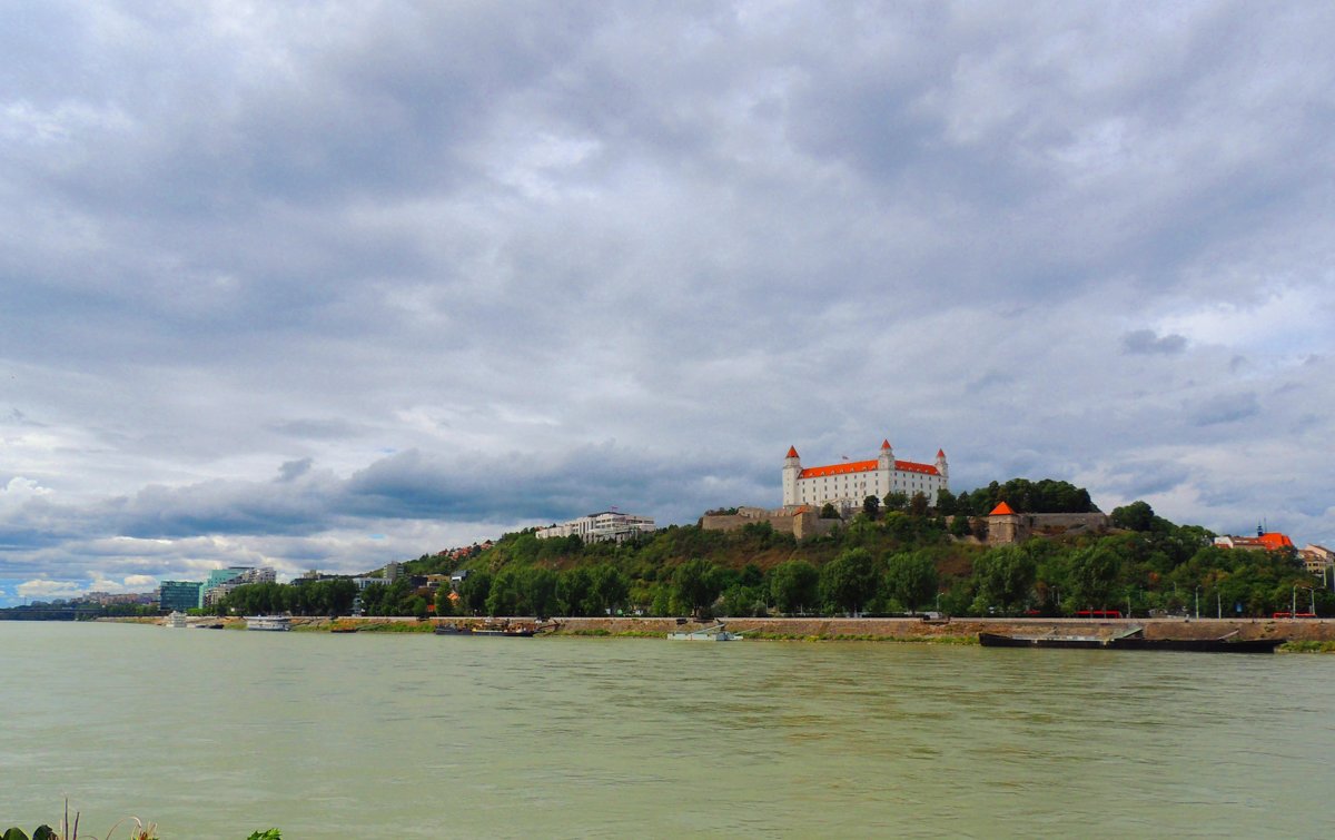 Братиславский градзамок Братиславский Град — монументальный замок, массивное четырехугольное сооруже - Гала 