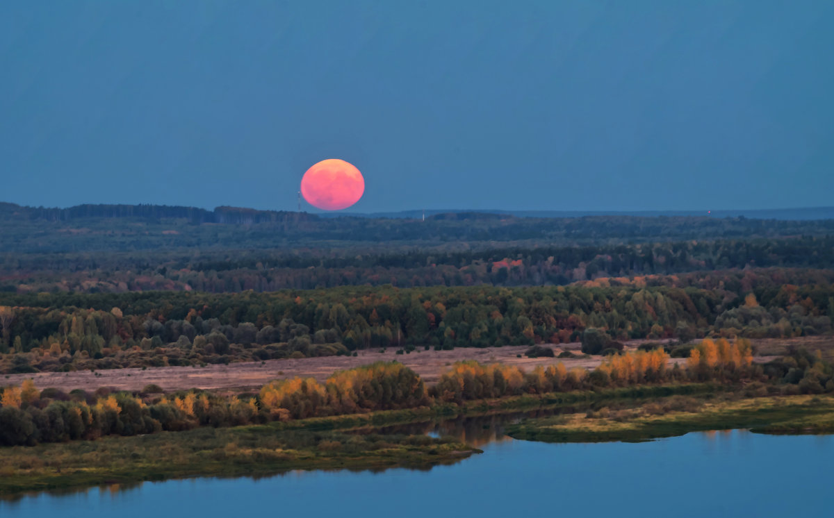Восход луны над Камой - Владимир Максимов