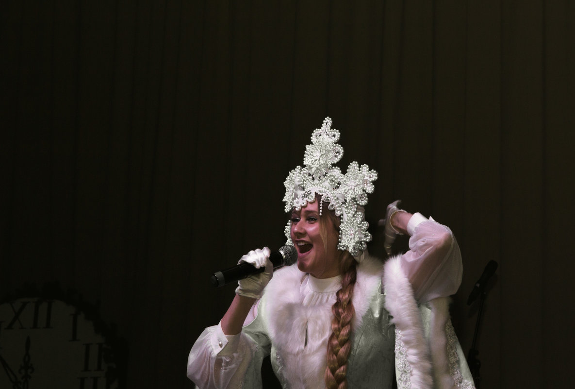 Весёлая Снегурочка на празднике - Aнна Зарубина