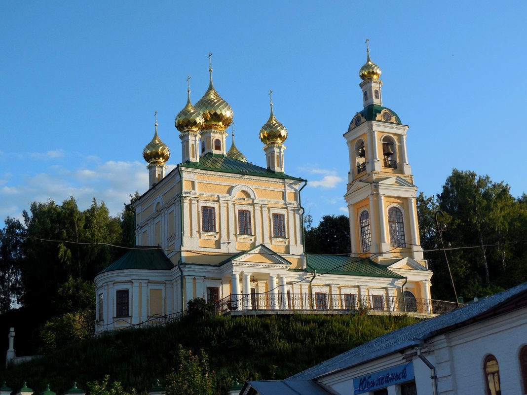 В Плёсе. Церковь Воскресения Христова - Надежда 