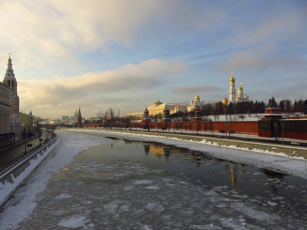 Пересекая Москворецкий мост (вариации на тему) - Андрей Лукьянов