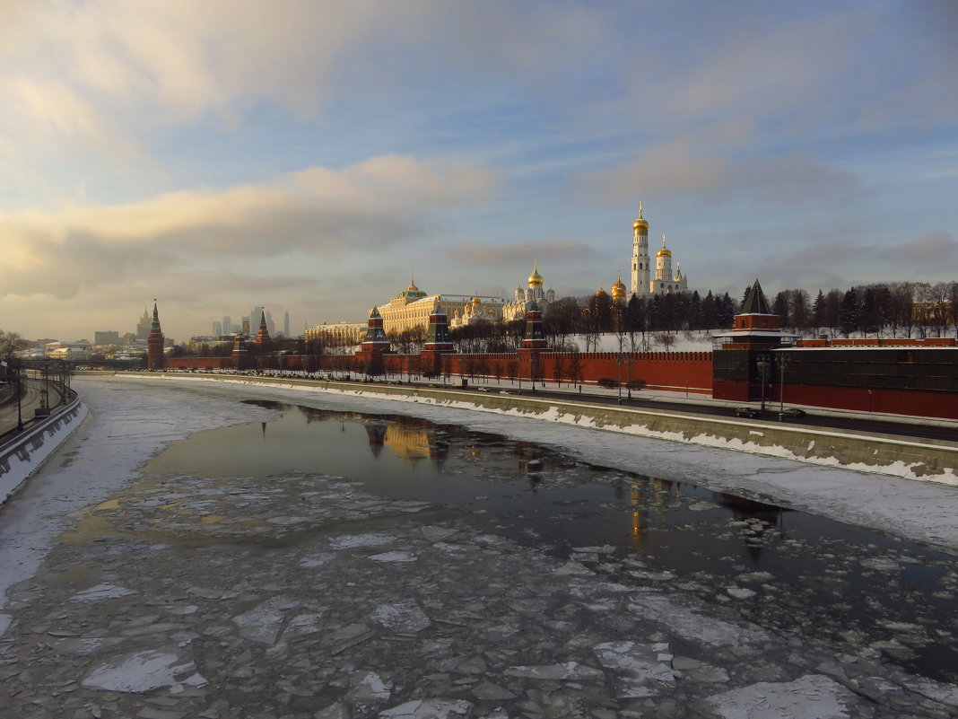 Пересекая Москворецкий мост (вариации на тему) - Андрей Лукьянов