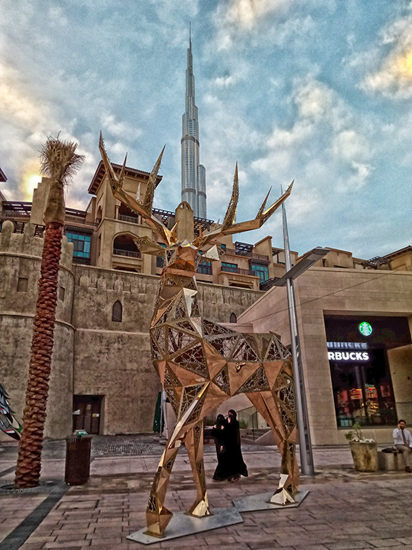 Золотой олень на улице Дубаи. - Alex 