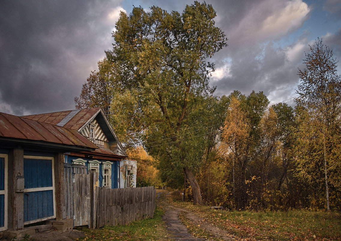 Осень у старенького дома - Владимир Макаров