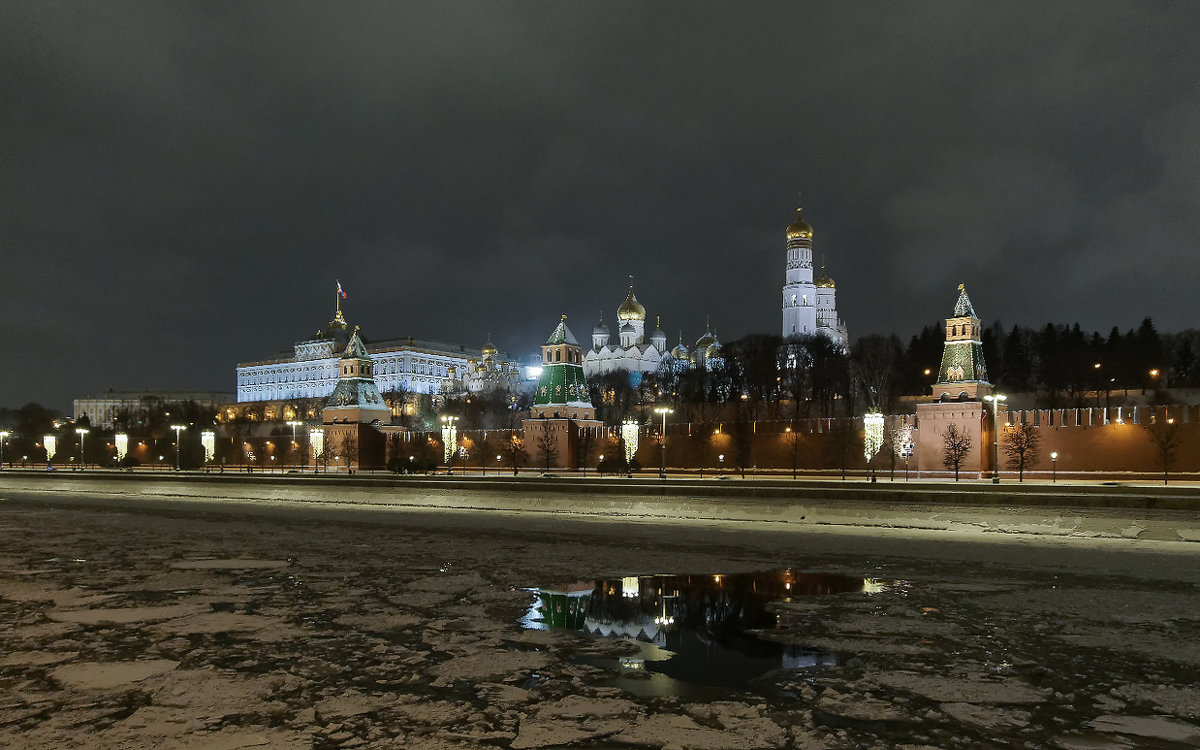 Кремлевская набережная. Москва. - Олег Кузовлев